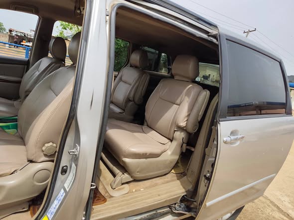 A picture of Toyota Sienna 2004 model