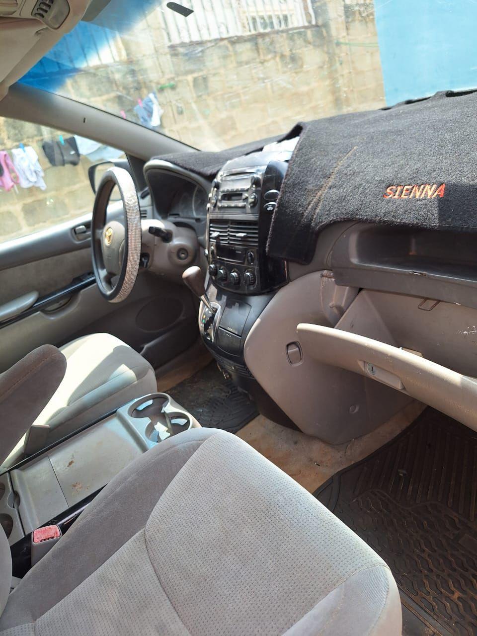 A picture of Toyota sienna
