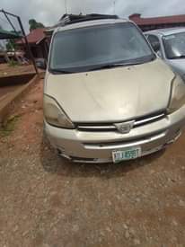 A picture of 2005 Toyota sienna