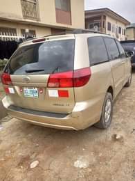 A picture of Toyota sienna 05 Condition Taping on top Price 2 7m