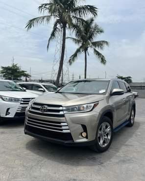 A picture of Komoko Motors FRESH OFF D BOAT 2014 TOYOTA HIGHLANDER LIMITED