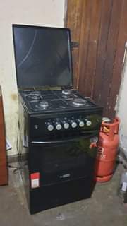 A picture of Gas cooker and cooker in good condition