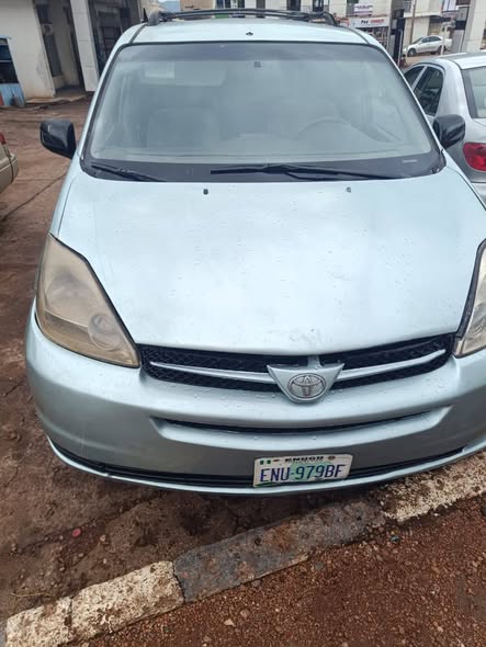 A picture of Toyota Sienna 06