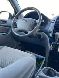 A picture of 2009 Toyota Sienna GPS system ice cold A C Looks