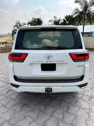 A picture of Land CRUISER v8