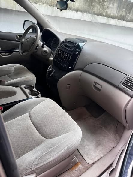 A picture of 2004 Toyota sienna
