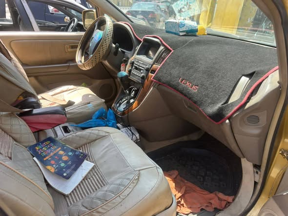 A picture of Dealers deal Lexus Rx300 2000 model engine and gear is