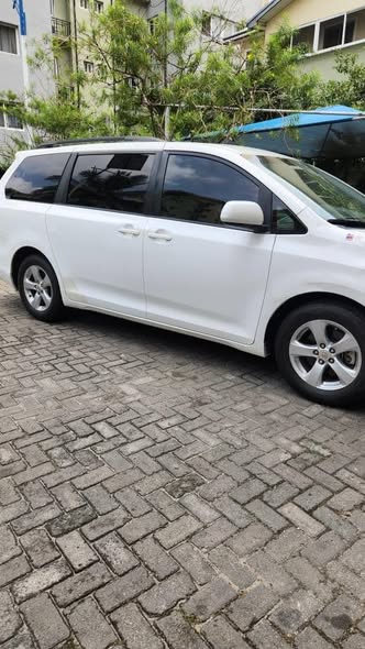 A picture of Toyota sienna LE 2011