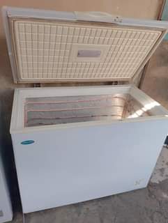 A picture of Nauza friza yangu litre 327 offer Lak 380k