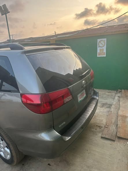 A picture of 2006 Toyota sienna