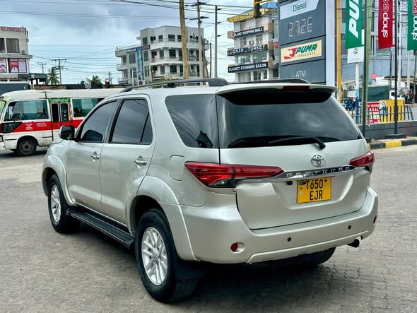 A picture of TOYOTA FORTUNER 0714058883