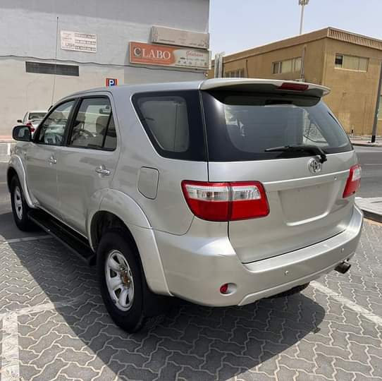 A picture of Toyota Fortuner 2008 gcc V4 watsapp 0551513562