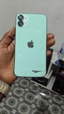 A picture of Iphone 11 pro mchawi rock na krek nyuma