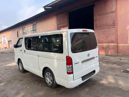 A picture of 2012 Foreign Used Hummer Hiace