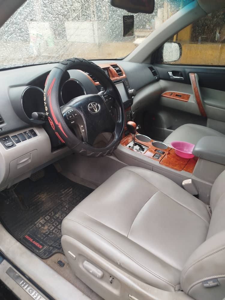 A picture of Toyota Highlander 2009 Asking price 8 9M