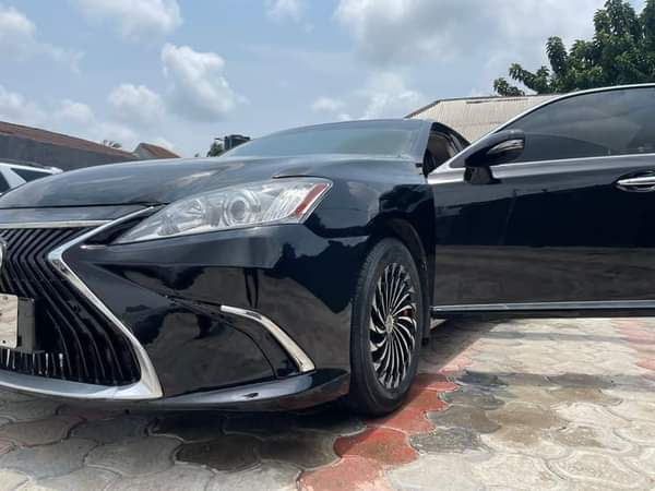 A picture of Lexus ES 350 2010 model upgraded to 2020 beak on