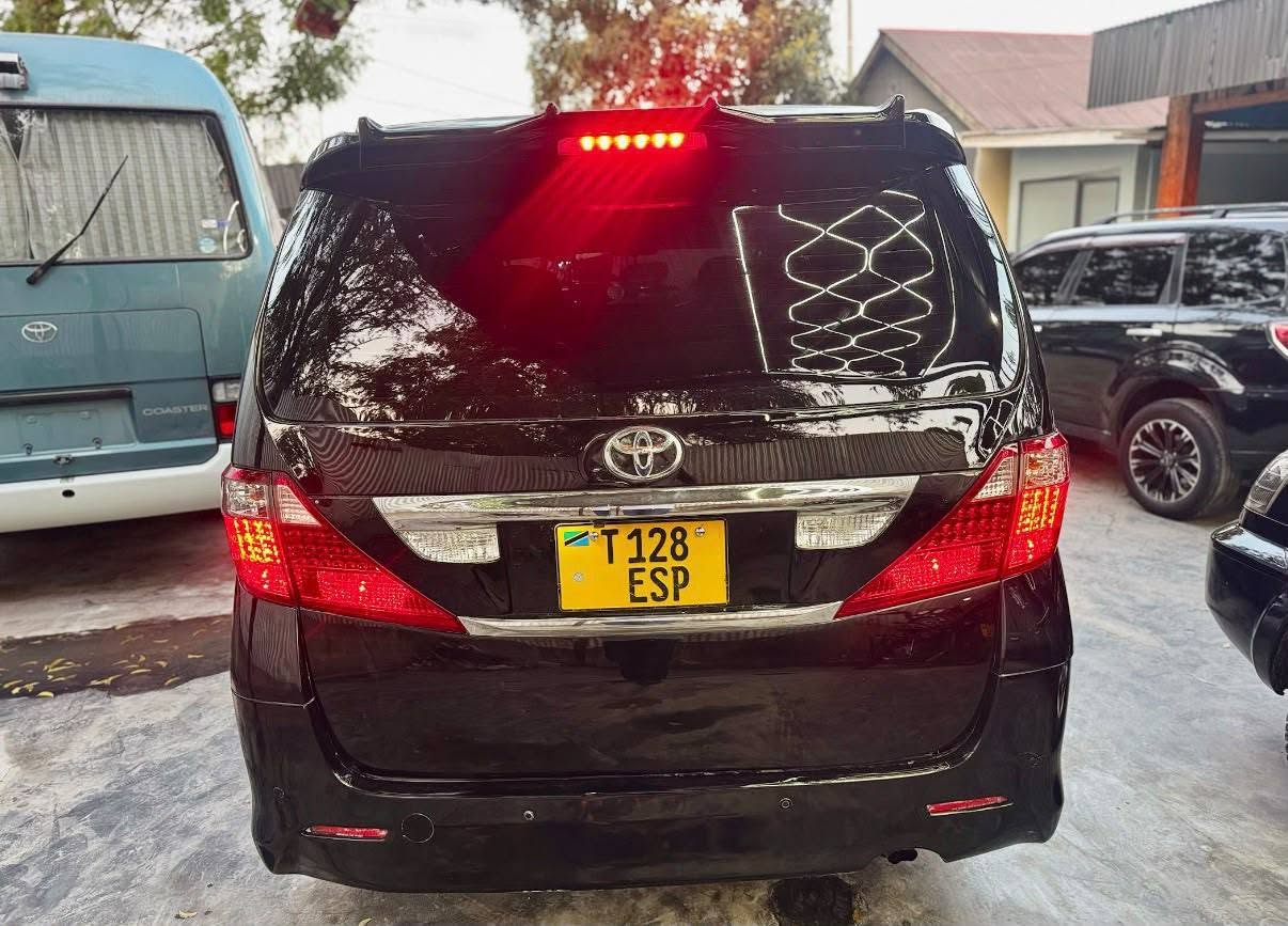 A picture of Toyota Alphard New Year 2007 Cc 2360 Contact 0788331065 Price