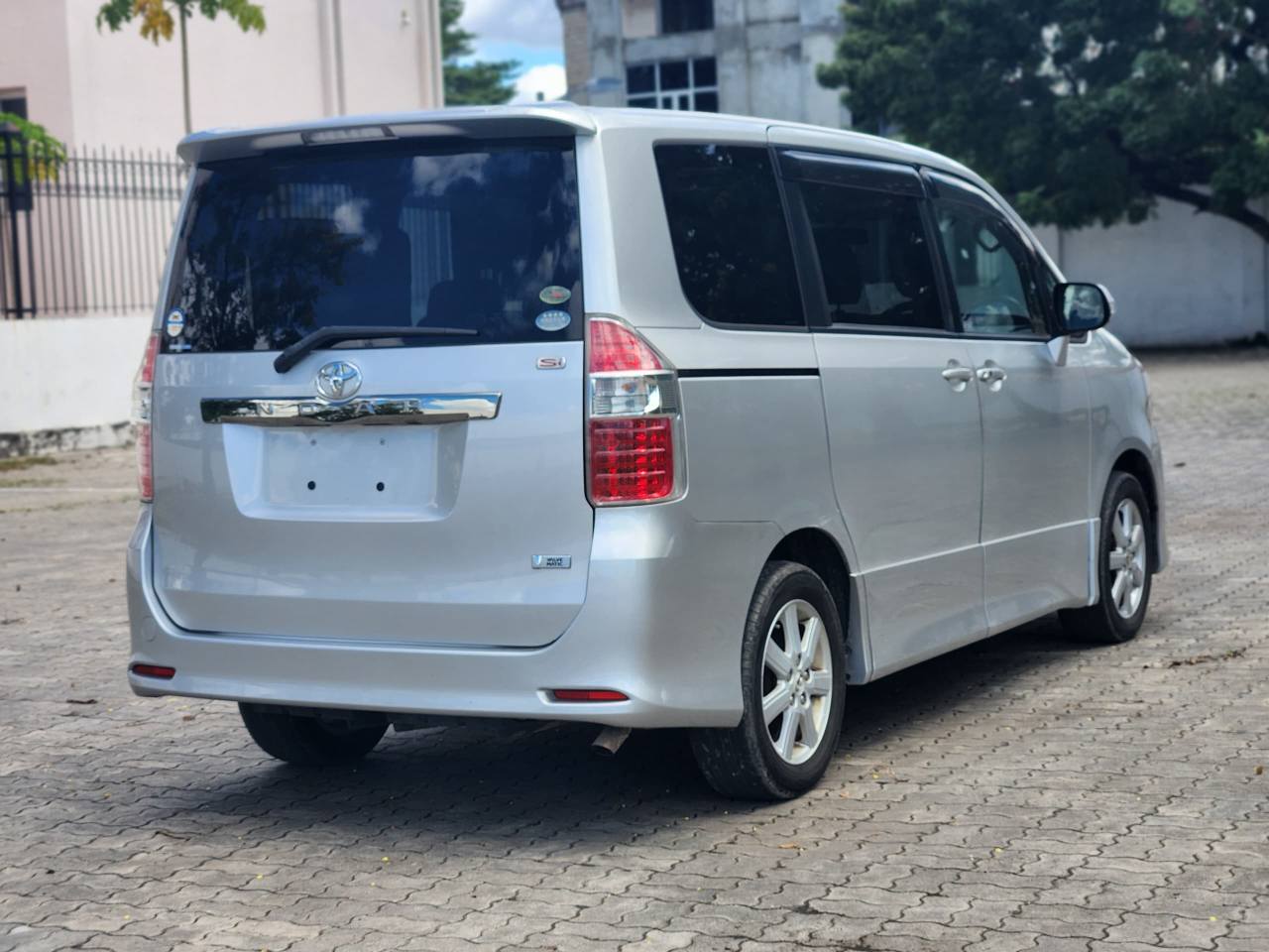 A picture of TOYOTA NOAH SI