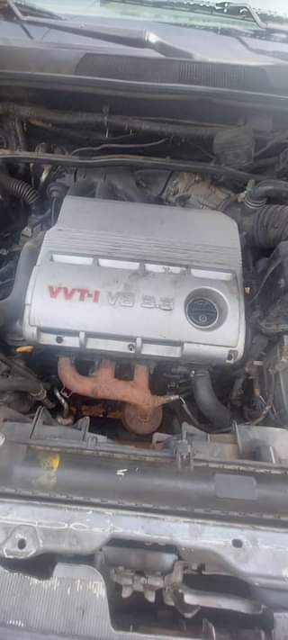 A picture of Neatly used 2005 Toyota Highlander with 3 rolls Engine smoking