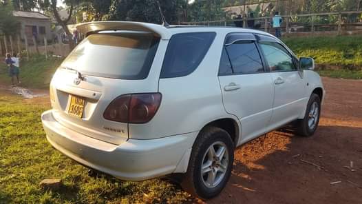 A picture of Toyota harrier 1999 model 3000cc 15 million Call 0757953488