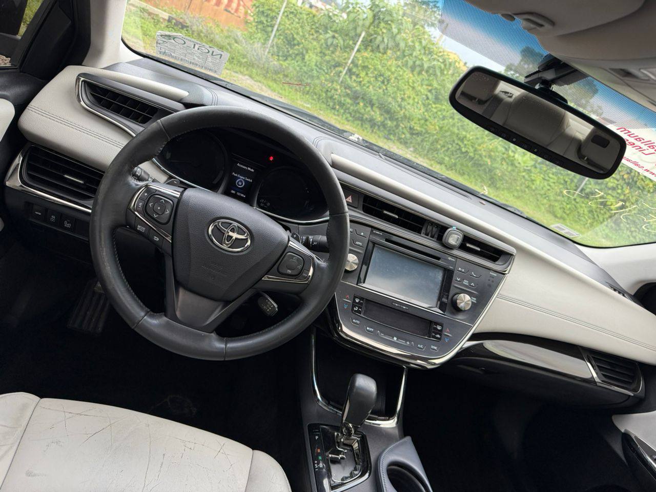 A picture of TOYOTA AVALON 2015