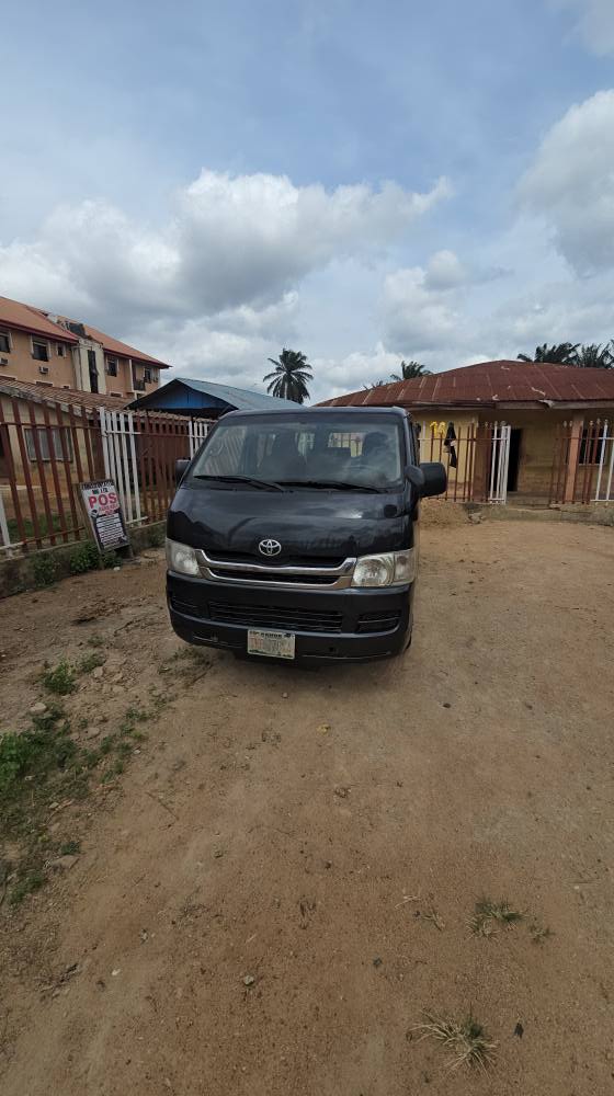 A picture of TOYOTA HIACE BUS