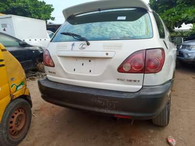 A picture of Lexus Rx 300 purely