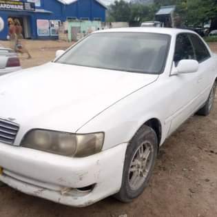 A picture of toyota cresta