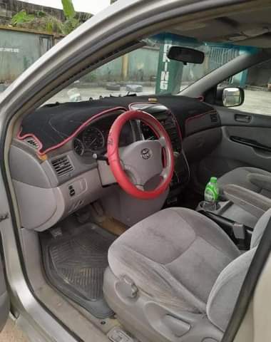 A picture of 2005 sienna Engine has top noise 3m Agent settlement 80k