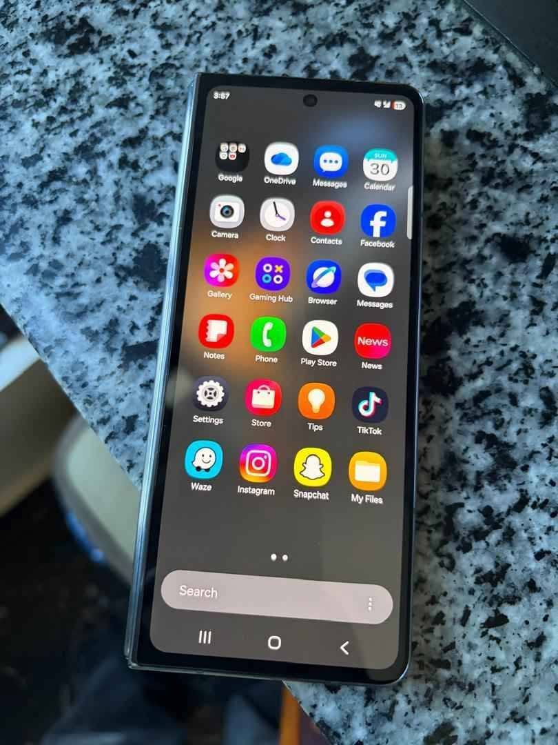 A picture of Galaxy z fold4 Njoo uchukue 500000