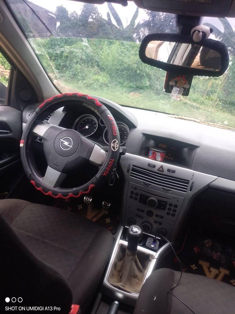 A picture of 2004 Opel astra sport