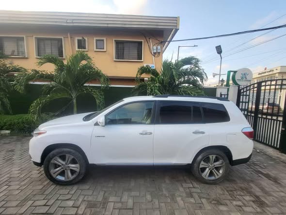 A picture of QUICK SALE REGISTERED TOYOTA HIGHLANDER 2010 ACCIDENT FREE RUST FREE