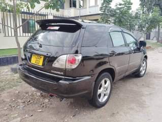 A picture of Toyota HARRIER OLD