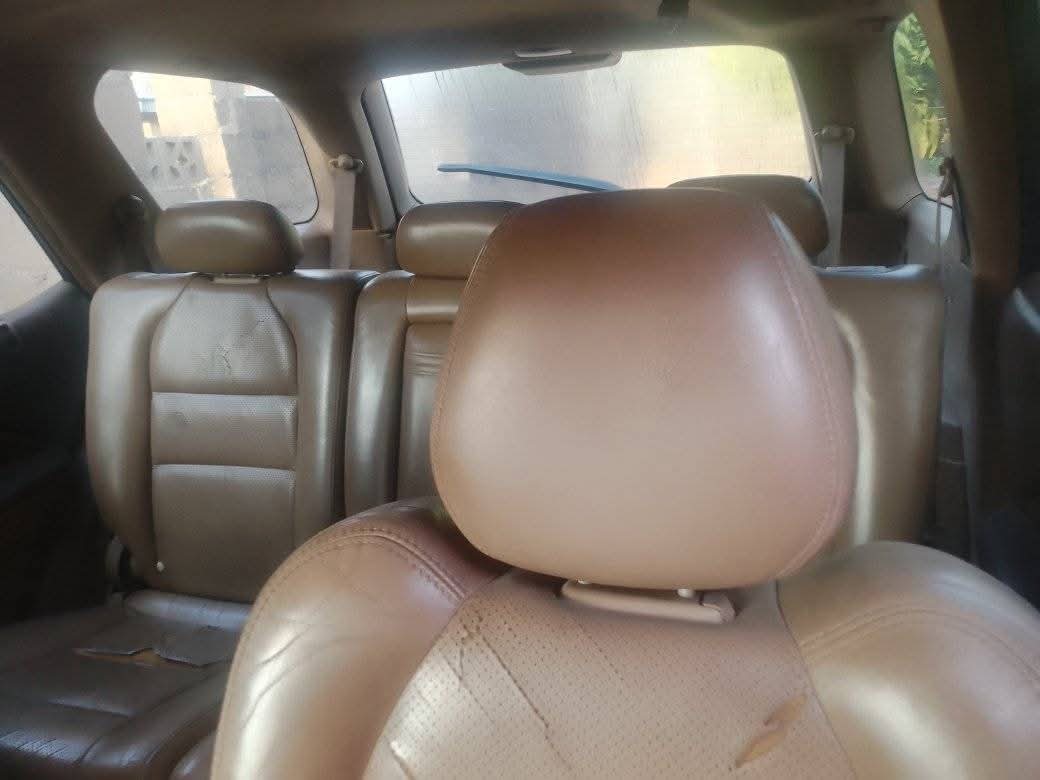 A picture of 2005 Accura suv
