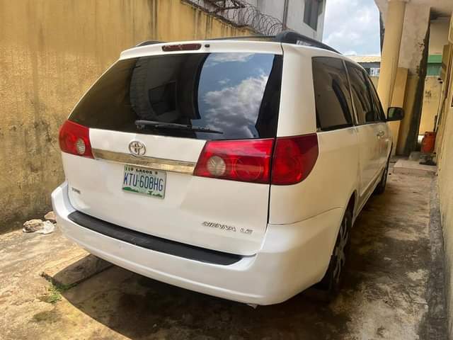 A picture of Toyota Sienna 2006