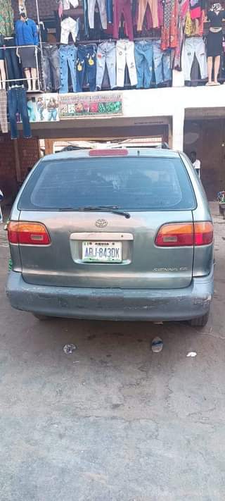 A picture of Toyota Sienna 02