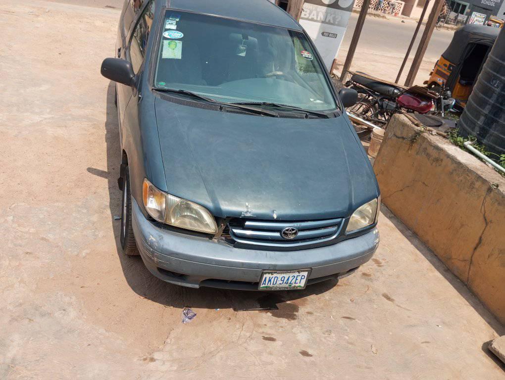 A picture of Toyota Sienna 02