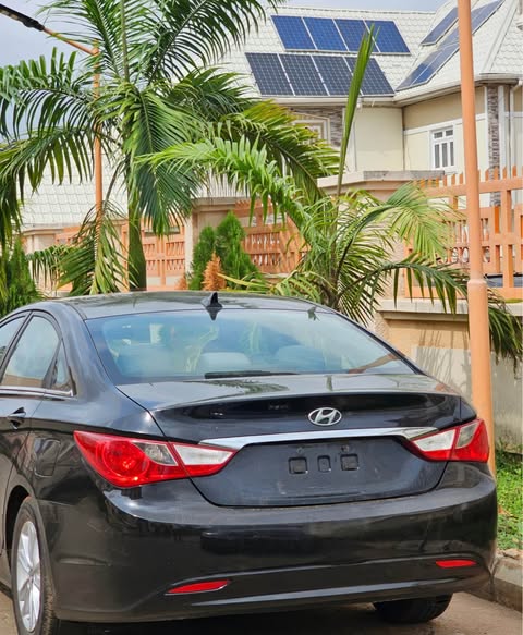 A picture of HYUNDAI SONATA 2012