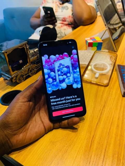 A picture of iPhone XS Max GB 256 no face 350 000