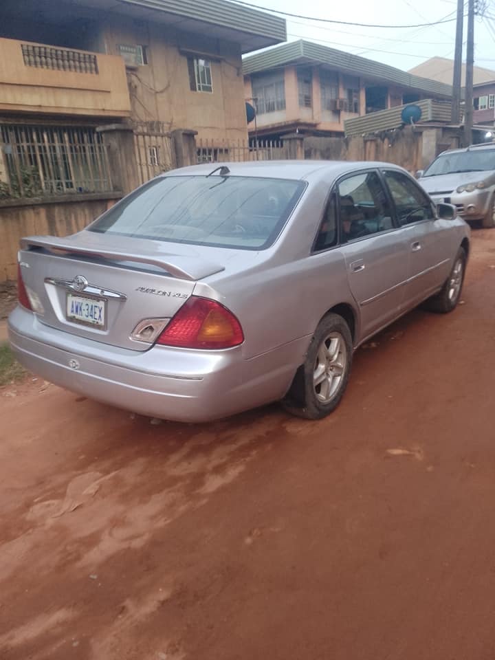 A picture of Toyota Avalon 04 All features perfect.