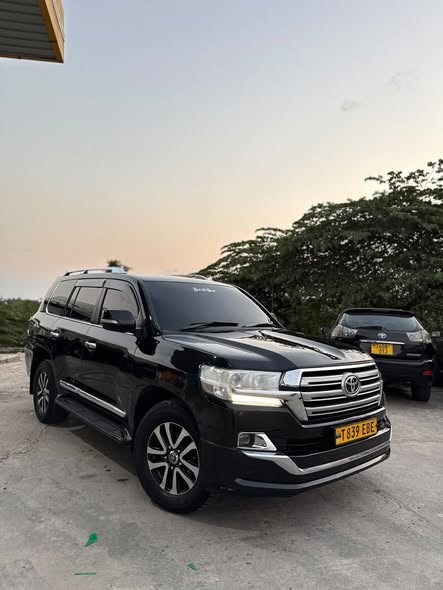 A picture of Landcruiser v8 vxr 128mil tuu 0692142626 Gari nzurii sanaa 1vd
