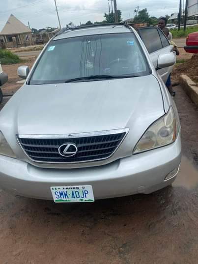 A picture of Lexus 330