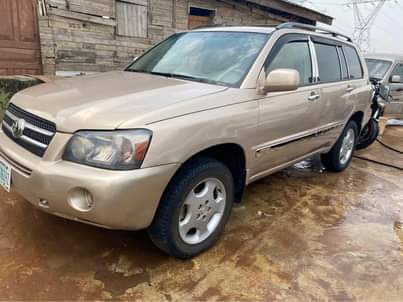 A picture of Super neat 2006 registered Toyota highlander