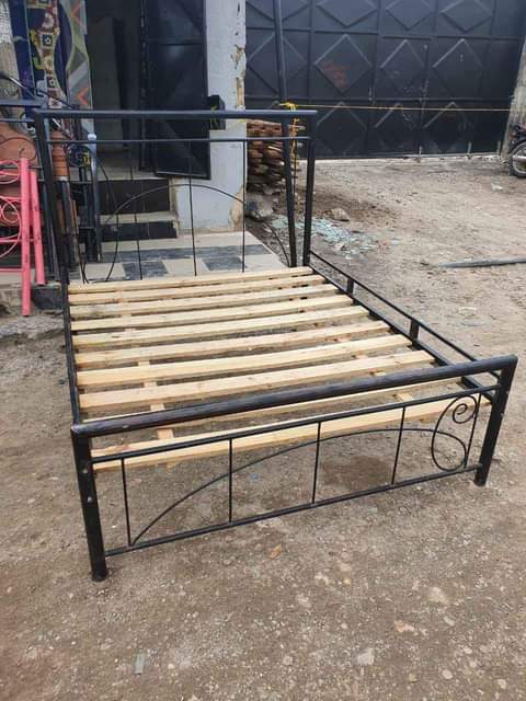 A picture of Kitanda cha chtuma 5 kwa 6 Bei 160 000 Simu