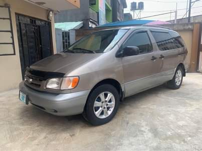 A picture of Clean 2000 Toyota Sienna