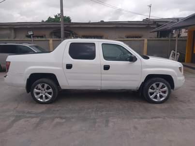 A picture of Honda Ridgeline 06 model For sale my WhatsApp08064945586