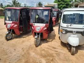 A picture of jamani hizi bajaj znauzwa bei rahisi nipigie 0676110110 zipo 10