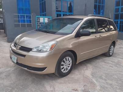 A picture of Toyota Sienna 2005 model
