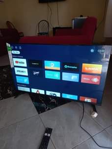 A picture of 43 inch syinix smart frameless tv