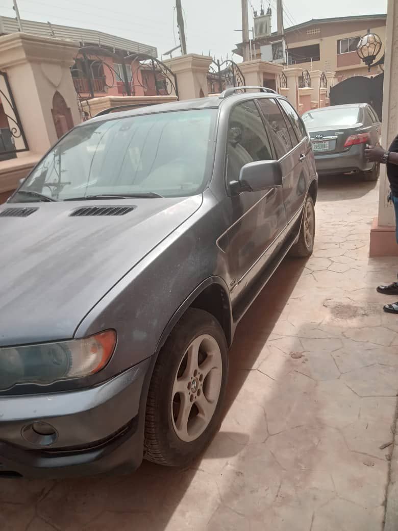 A picture of X5 BMW SUV CAR